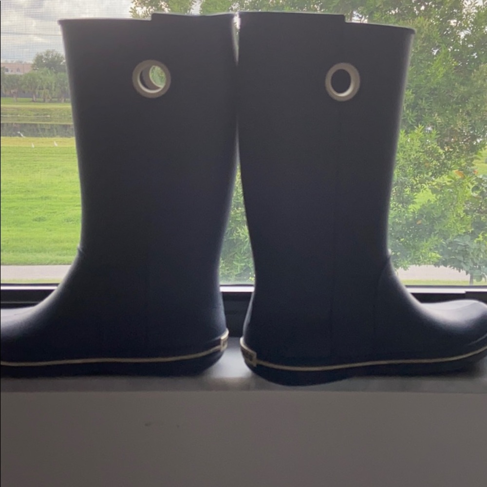 Rain boots crocs navy blue 
Size w6